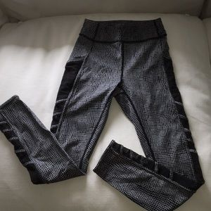 Patterned black and white Lulu Lemon leggings.
